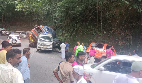 താമരശേരി ചുരത്തില് വാഹനാപകടം