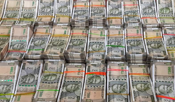 മൂന്ന് കോടിയിലധികം കുഴല്‍ പണവുമായി  5 പേര്‍ പോലീസിന്റെ പിടിയില്‍