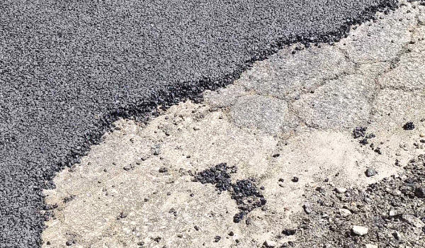 നവീകരണം പൂര്‍ത്തീകരിച്ചതിനു പിന്നാലെ റോഡ് പൊളിഞ്ഞതില്‍ പ്രതിഷേധം