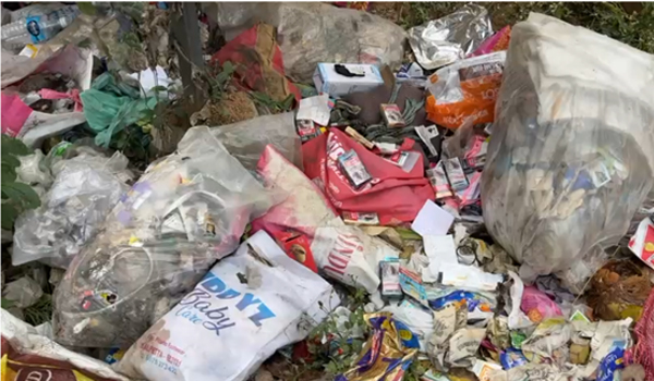 റോഡരികില്‍ മാലിന്യ നിക്ഷേപം രൂക്ഷം. നടപടിയെടുക്കണമെന്ന് നാട്ടുകാര്‍.