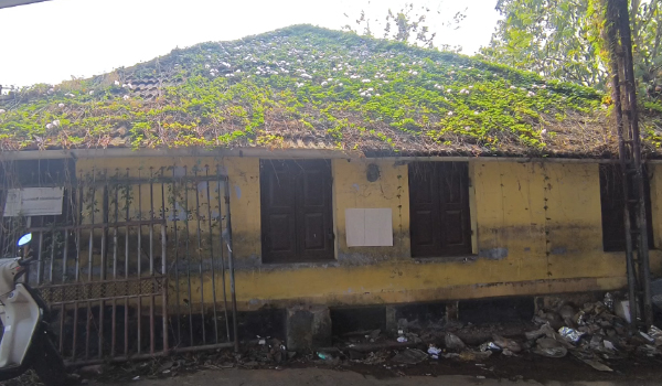 അപകടഭീഷണി സൃഷ്ടിച്ച്  ബത്തേരിയിലെ ടൗണിലെ പഴയ താലൂക്ക് ആശുപത്രി കെട്ടിടങ്ങള്‍