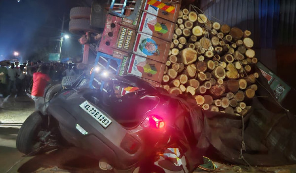 ലോറി കാറിന് മുകളിലേക്ക് മറിഞ്ഞ് 3 പേര്‍ക്ക് പരിക്ക്