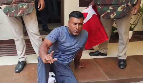 ബ്രഹ്‌മഗിരി ഓഫീസിന് മുന്നില്‍ ആത്മഹത്യാ ഭീഷണിയുമായി നിക്ഷേപകന്‍