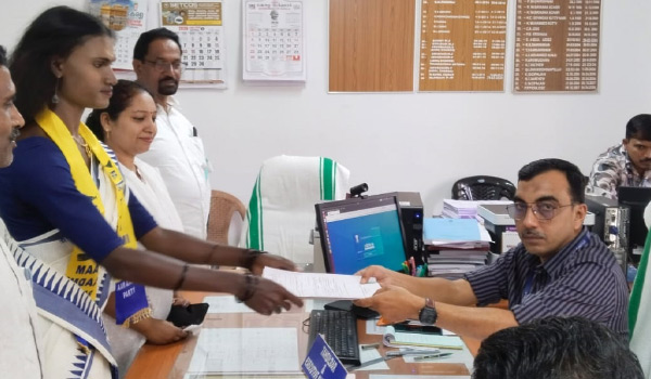 ട്രാൻസ് ജെന്ററും ആക്റ്റിവിസ്റ്റും കവിയുമായ എൻ. വി പ്രകൃതി   നാമനിർദേശ പത്രിക സമർപ്പിച്ചു.