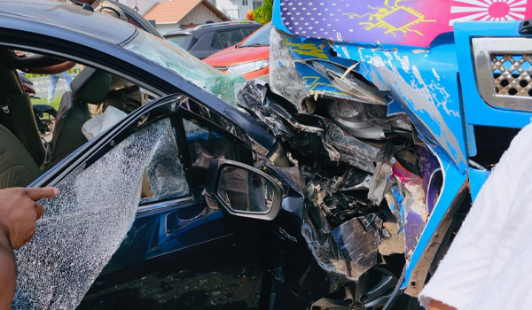 ബത്തേരിയില്‍ സ്വകാര്യബസും കാറും കൂട്ടിയിടിച്ചു.