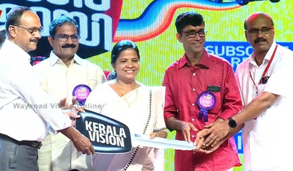 കേരളവിഷന്‍ ബ്രോഡ്ബാന്റ് കണക്റ്റ് ആന്റ് വിന്‍ വിജയി ജോണി ജോസഫിന് ഇലക്ട്രിക് സ്‌കൂട്ടര്‍ സമ്മാനിച്ചു.
