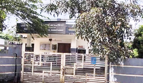 മാനന്തവാടി വില്ലേജ് ഓഫീസറെ ഭീഷണിപ്പെടുത്തിയ സംഭവം:  അന്വേഷണത്തിന്  ഉത്തരവിട്ട് ജില്ലാ കലക്ടര്‍